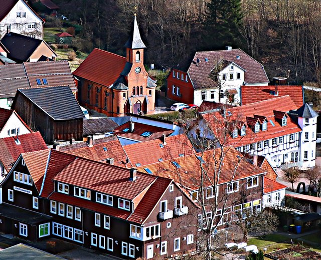 ... mit schöner Backsteinkirche