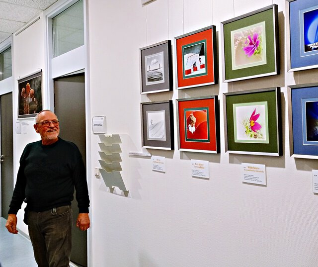 Patrick Riancho beim Rundgang durch die Ausstellung
