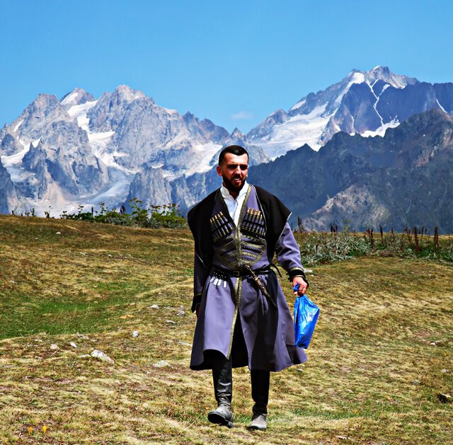 Mann ist traditioneller Tracht