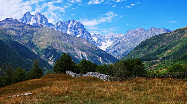 Blick auf das Banguriani-Massiv