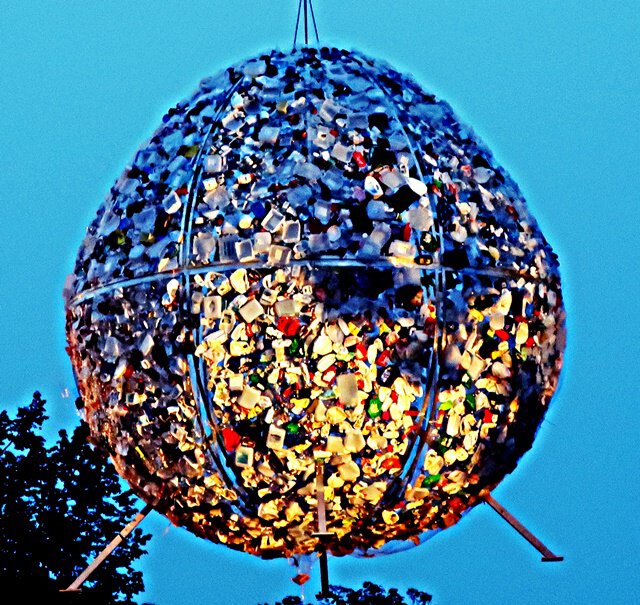 (Plastic) Full Moon Luzinterruptus Kiryat-Tivon-Park