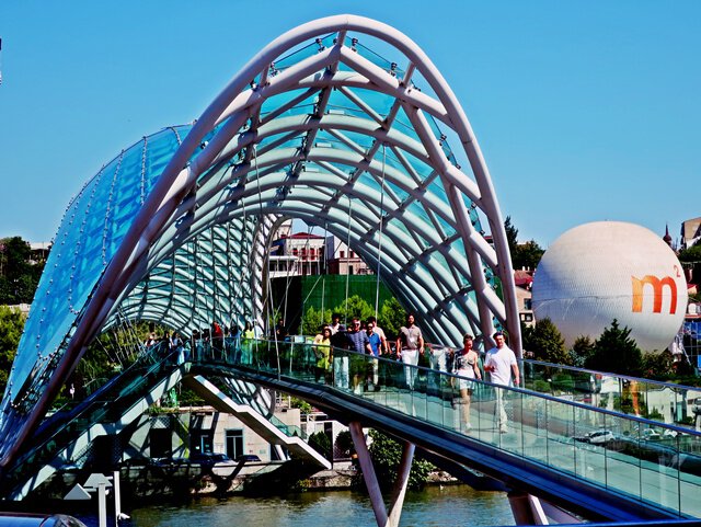 Die Brücke des Friedens in Tiflis