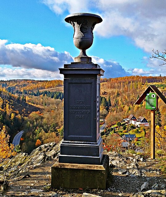 Verlobungsurne oberhalb von Alexisbad