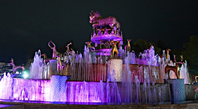 Der Kolchis-Brunnen in Kutaisi bei Nacht