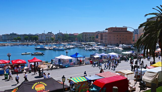 Streetfood-Festival am Hafen von Bari