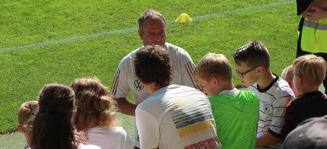 Hansi Flick gibt letzte Autogramme