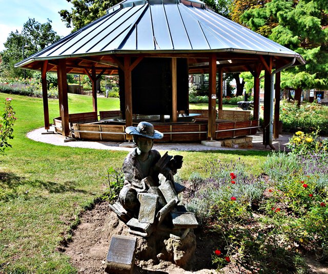 Gradierpavillon und Skultpur "Die Lesende"