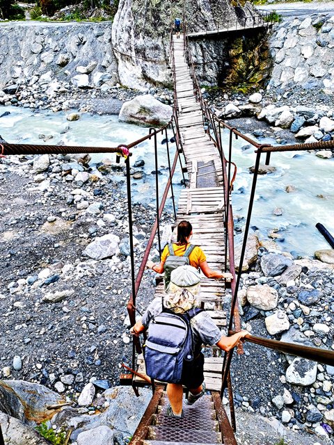 Hängebrücke am Chalaadi Gletscher