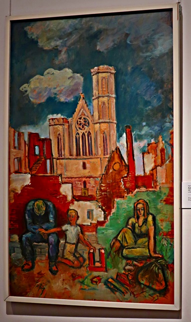 Verzweifelte Eltern vor der zerstörten Stadt