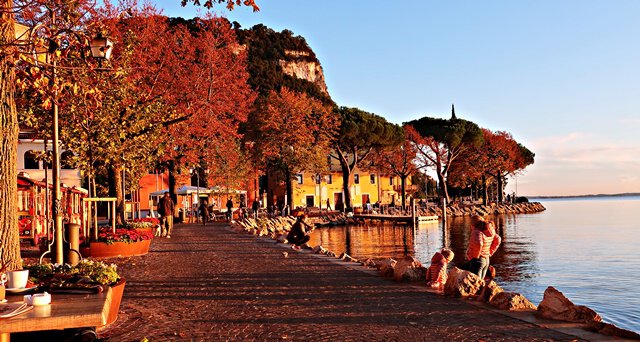 Sonnenuntergang an der Promenade von Garda
