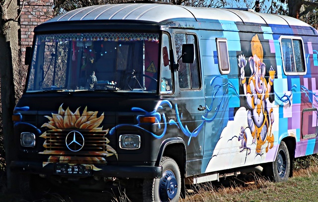 Hippie-Bus mit Ganesha-Bild im Mühlendorf