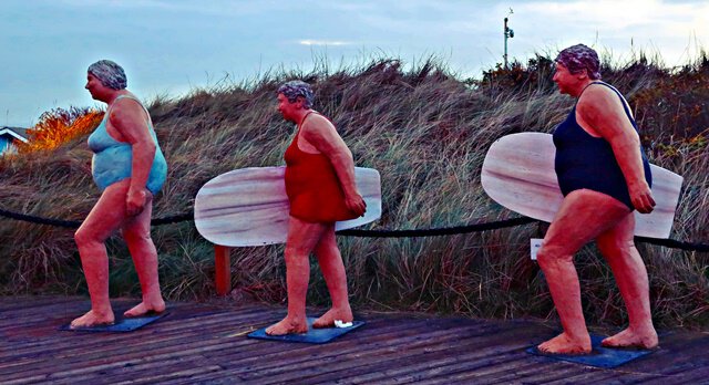 Alltagsfrauen auf dem Weg zum Surfen
