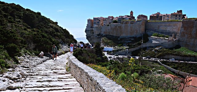 Blick auf Bonifacio vom Campu Rumanilu Trail