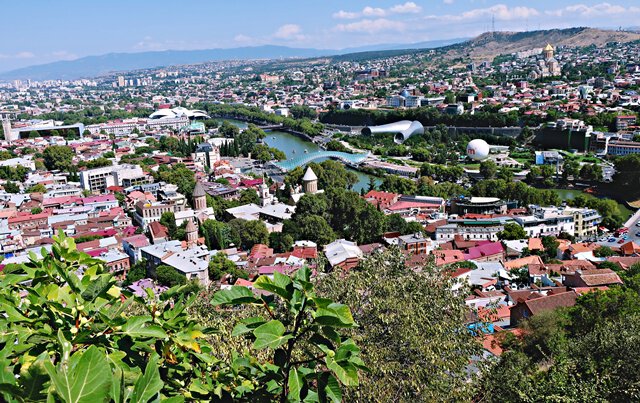Blick vom "heiligen Berg" Mtazminda auf Tbilissi