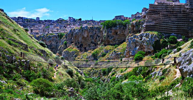 Hängebrücke über der Schlucht von Matera