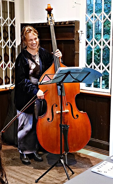 Daphne Schüttkemper am Kontrabass