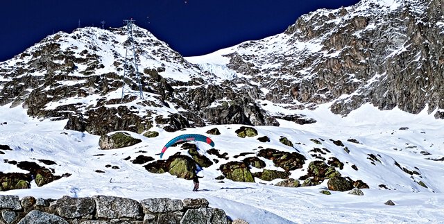 Paragliding mit Skiern auf dem Monte Bianco