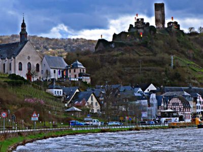 Along the Mosel cycle path