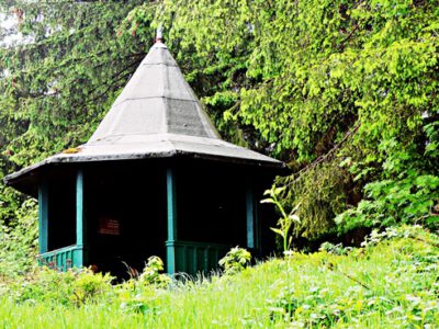 Völlig von der Rolle: Eine Schutzhütte im Wald